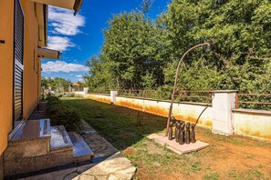 A residential property with a paved driveway, a metal fence, and a grassy area. - Villa in Vodnjan, heated pool and rooftop terrace,large garden,11 people,WiFI,BBQ (Vodnjan)
