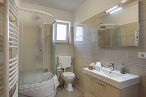 Douche, sèche-cheveux, serviettes fournies