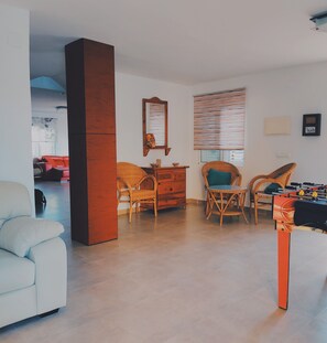 Una Smart TV, una chimenea, un futbolín