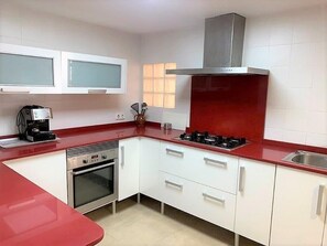 Kühlschrank, Mikrowelle, Ofen, Geschirrspüler