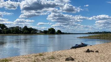 Chaises longues, serviettes de plage