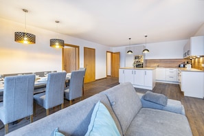 Flat-screen TV, heated floors