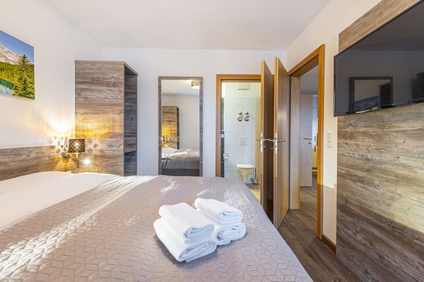 Cribs (surcharge), WiFi (free), bed sheets
