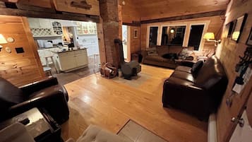 智能电视、壁炉、书