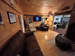 Smart TV, fireplace, books - Wonderful Views and Mountain Charm and on Beautiful 50 Acre Farm (Thornton)