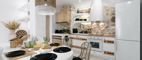 Fridge, oven, stovetop, coffee/tea maker