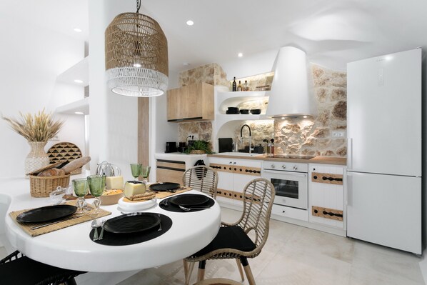 Fridge, oven, stovetop, coffee/tea maker - Deluxe Apartment in the heart of Naxos Town (Naxos Town)