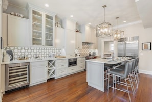 冰箱、微波炉、烤箱、炉灶