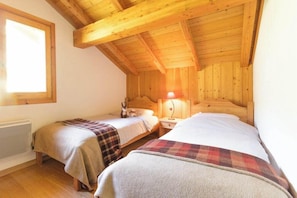 2 bedrooms, travel cot, WiFi, bed sheets