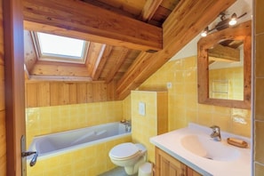 Combined shower/bathtub, hair dryer, towels