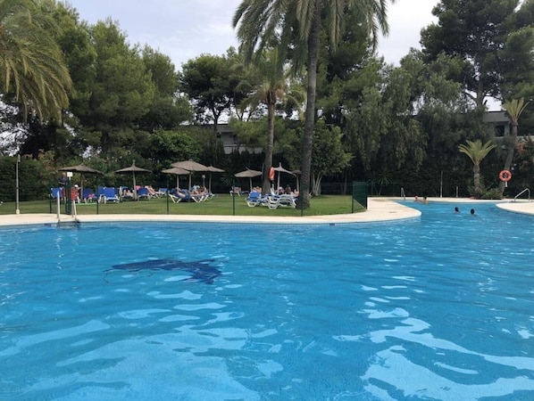 Una piscina al aire libre