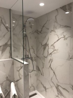 Dusche, Haartrockner, Handtücher, Seife