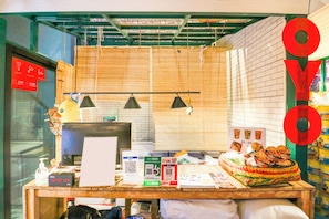 Un restaurant avec un mur en briques, un comptoir en bois et une enseigne avec un code QR.