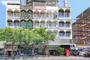 A multi-story building with balconies, a sign for 'Bangkok Hostel,' and a storefront with a sign for 'Bangkok Hut.' - Oyo 688 Bangkok Hub Hostel (Bangkok)