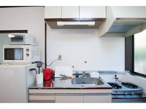 Réfrigérateur, micro-ondes, plaque de cuisson, bouilloire électrique