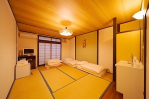 3 bedrooms, desk, free WiFi, bed sheets