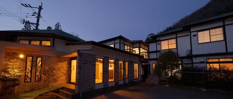 المنشأة من الخارج