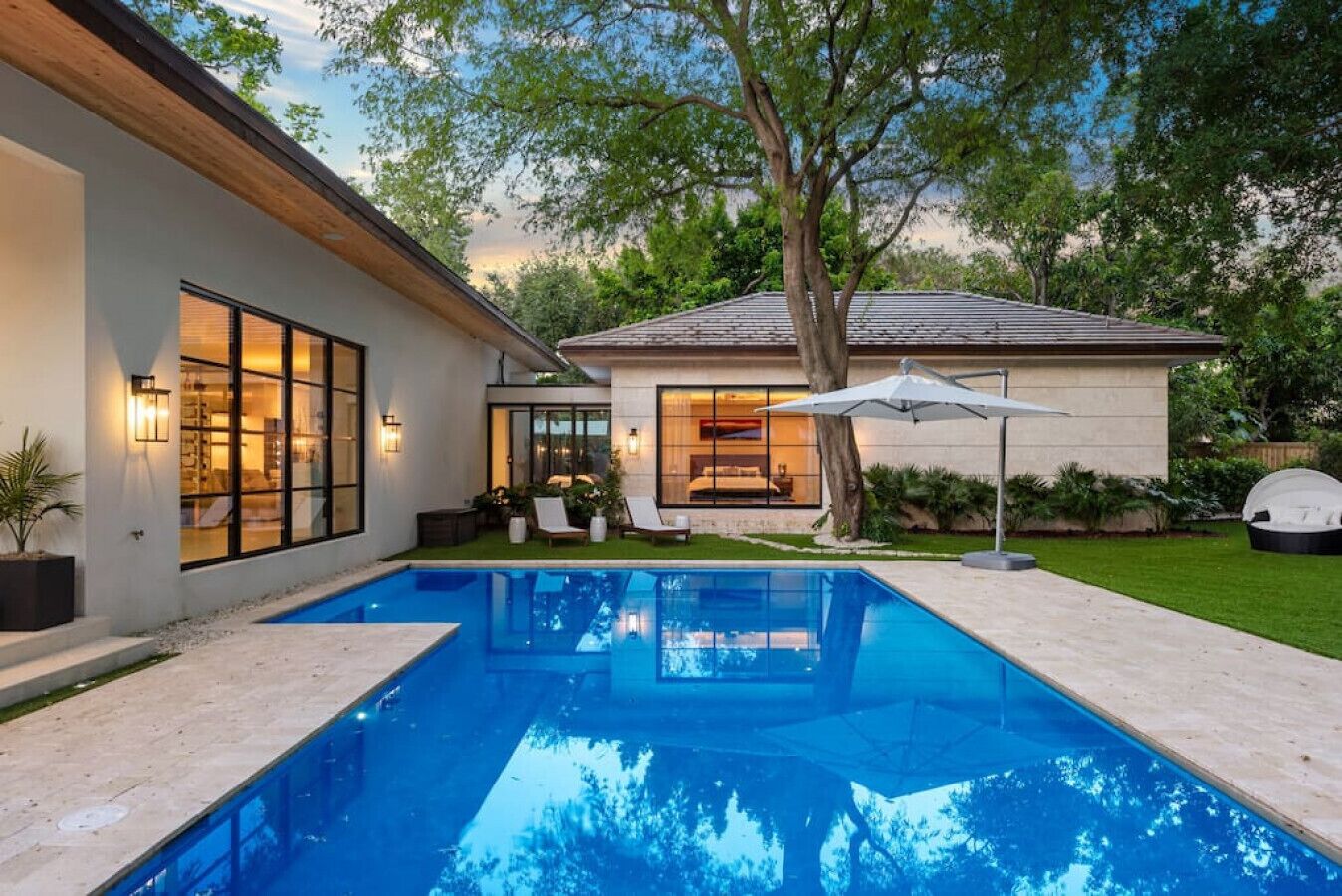Oasis with GYM / Pool / Game room Sleeps 14 guest