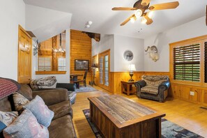 Smart TV, fireplace, DVD player - Unwind and Relax! Walk-in Log Cabin with Gas Fireplace and Screened Balcony (Branson)