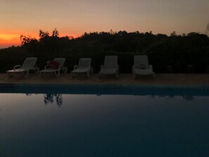 A poolside area with lounge chairs and a clear view of the sunset. - WONDERFUL HOME - FAMILY LEISURE (Itu)
