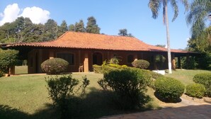 A brick house with a tiled roof, surrounded by well-maintained lawns and bushes. - WONDERFUL HOME - FAMILY LEISURE (Itu)