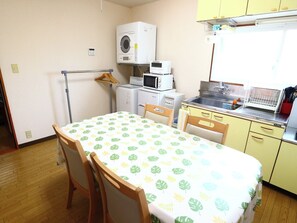 Refrigerador, microondas, placa de cocina, utensilios de cocina