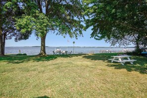 Outdoor dining - Downtown St. Michaels | Bikes | Kayaks | Private Pier (Saint Michaels)
