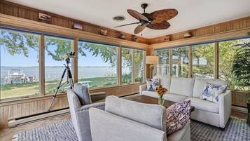 TV connectée, cheminée, livres