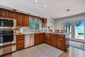 Fridge, microwave, oven, stovetop - Downtown St. Michaels | Bikes | Kayaks | Private Pier (Saint Michaels)