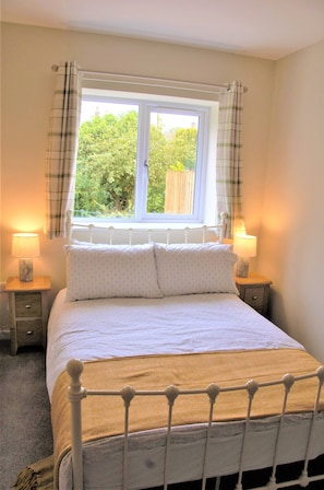 2 Schlafzimmer, Reisekinderbett, kostenloses WLAN, Bettwäsche