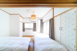 4 bedrooms, desk, iron/ironing board, free WiFi