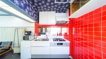 Fridge, microwave, stovetop, cookware/dishes/utensils