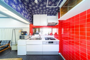 ثلاجة، ميكروويف، موقد طهي مسطح، مستلزمات طهي/أطباق/أوعية