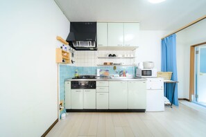 Fridge, microwave, stovetop, cookware/dishes/utensils