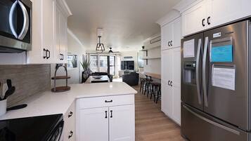 雪櫃、微波爐、焗爐、爐具