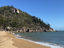 Una playa cerca, arena blanca