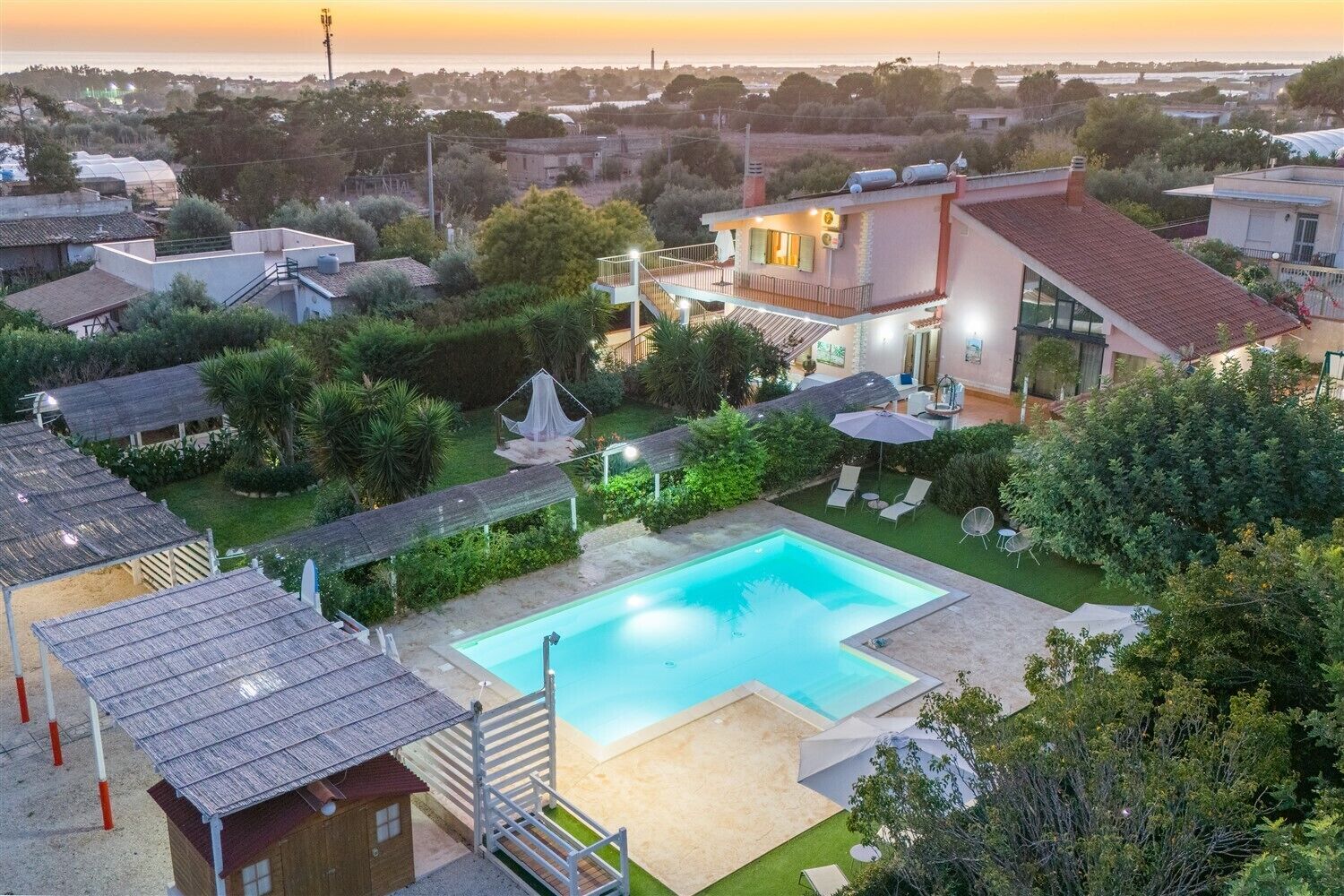 Utendørsbasseng, et oppvarmet basseng og solsenger