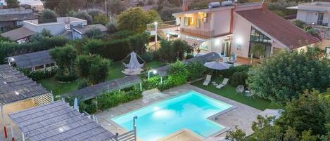 Piscine extérieure, piscine chauffée, chaises longues