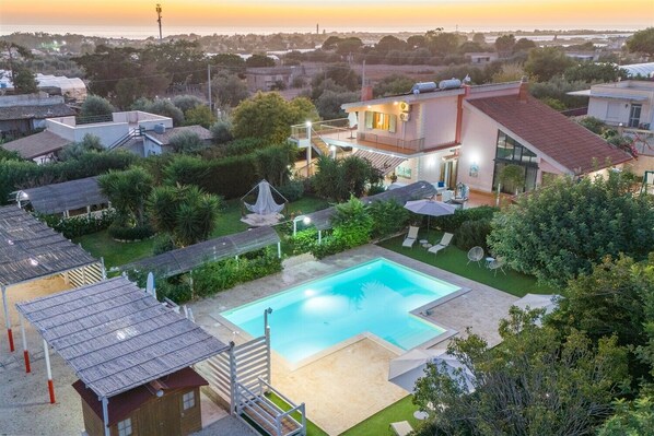 Outdoor pool, a heated pool, pool loungers - Timparosa, villa with private pool 2 km from the sandy beach in Punta Secca (Punta Secca)