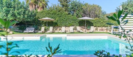 屋外プール、温水プール、サンラウンジャー