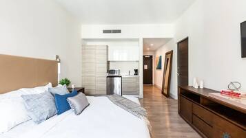 Una scrivania, ferro/asse da stiro, culla da viaggio, Wi-Fi