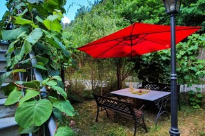 Outdoor dining - Chestnut Valley - Roseto Apartment (Pescia)