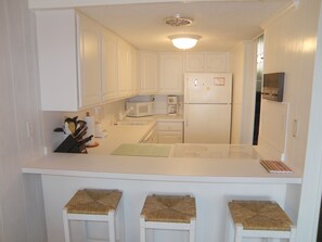 Fridge, microwave, oven, stovetop - El Capitan, Ocean City, MD, USA unit 203 located on the boardwalk and ocean at 4th street (Ocean City)