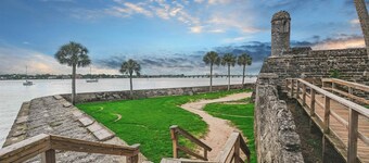 Hidden Villas - Pet Friendly walking distance to beach and intracoastal