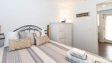 2 عدّة غرف نوم ومكواة/لوح كي وواي فاي وملاءات أسرّة