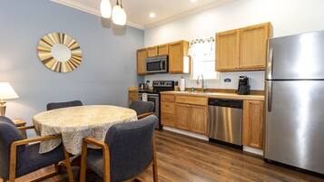 ثلاجة، ميكروويف، فرن، موقد طهي مسطح