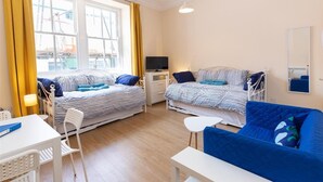 1 bedroom, WiFi, bed sheets - Royal Victoria Crt 6 (Tenby)