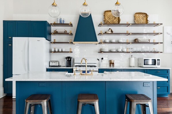 Refrigerador, microondas, horno y parrilla de estufa 