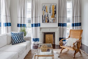 Televisión y oficina 