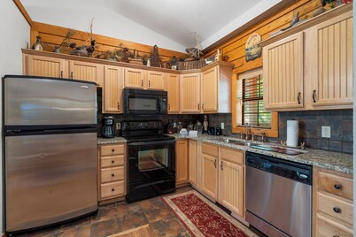 2 Queen BR Cozy Walk-in Log Cabin close to Branson Entertainment